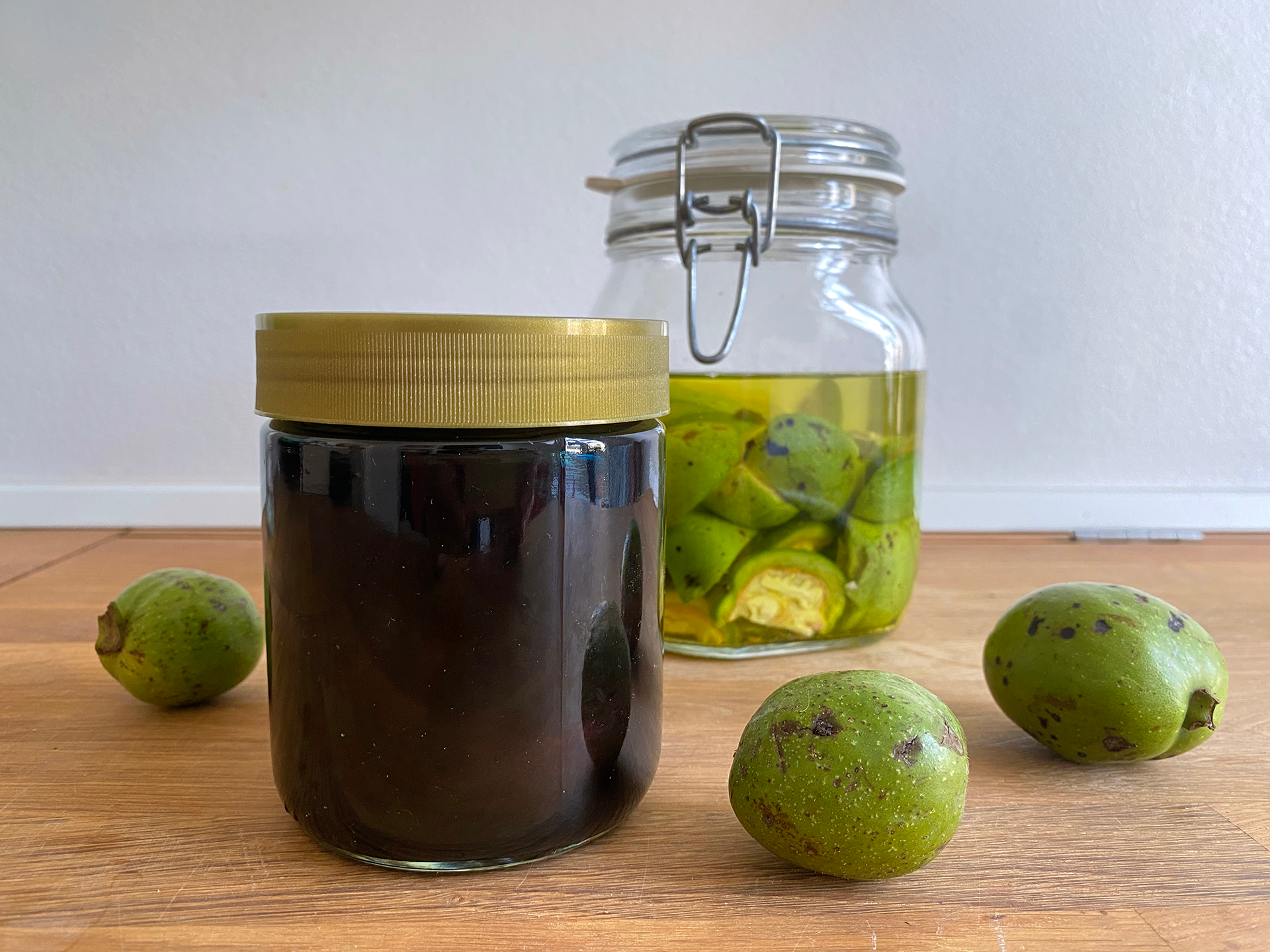 Mahognifarvet valnøddesnaps essens efter 5 måneder. Foto: Haveselskabet