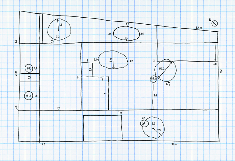 Planskitse af haven med mål. Tegning: Frank Kirkegaard