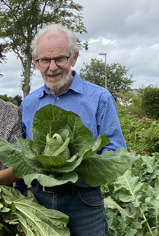 Anders Bech i køkkenhaven. Foto: Anders Bech