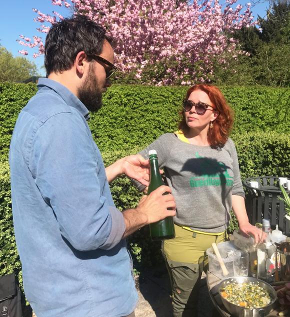 Anja Barfoed fra Haveselskabet har inviteret Adam Engel til at fortælle om lækre sommerdrikke med urter fra haven. Hør mere i podcasten "Spis og drik haven".