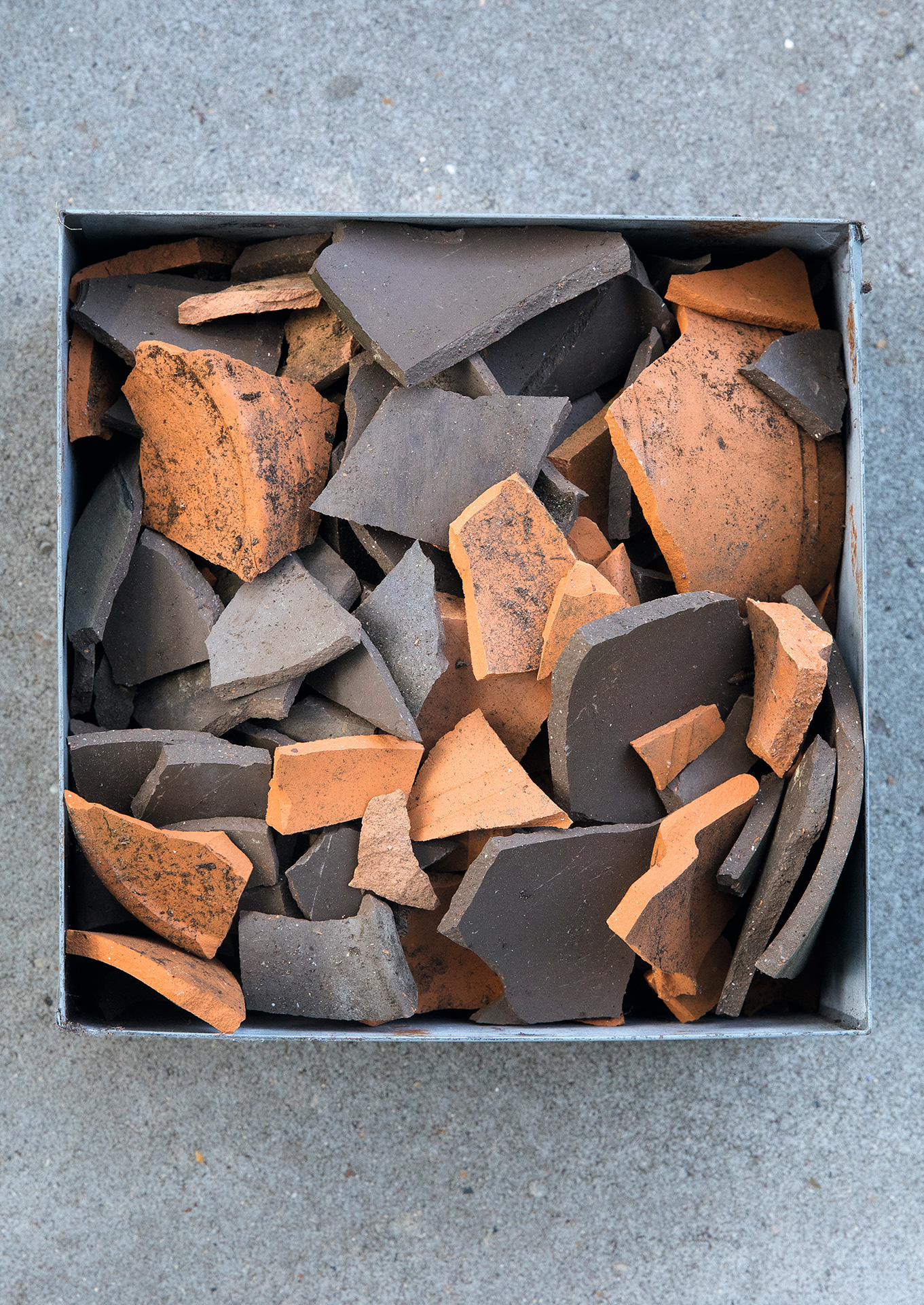 Gamle potteskår kan fungere som dræn i krukkerne. Foto: Ann Malmgren