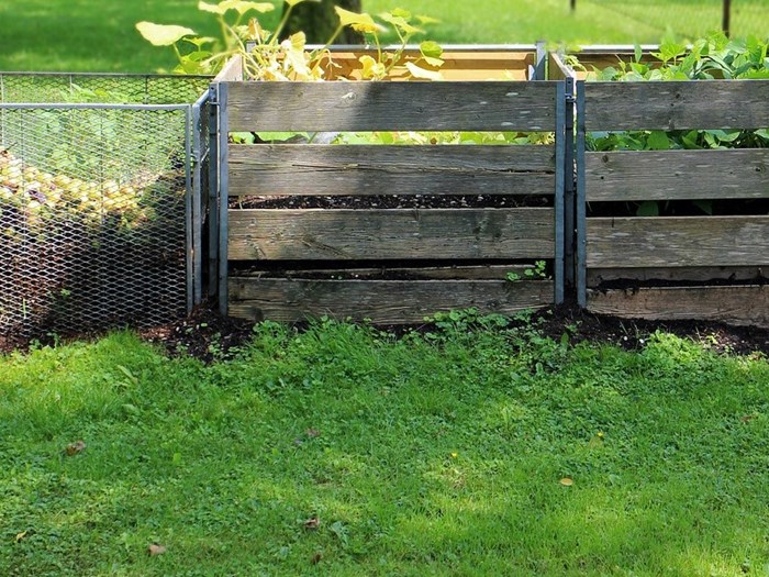 Et par kompostkasser kan rumme store dele af planteresterne fra haven - og fylder ikke meget. Foto: Flickr