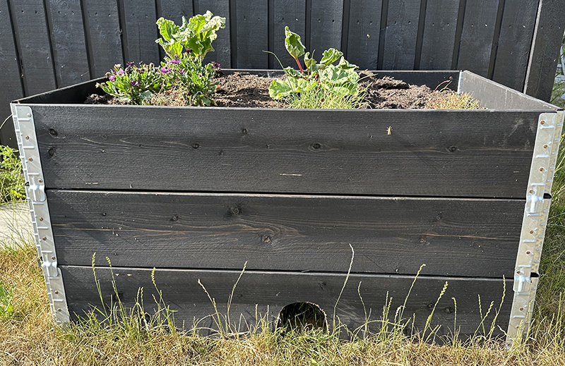 Pallerammebed, hvor der er skåret hul i bunden, så pindsvin kan bygge rede under. Foto: Sophie Lund Rasmussen