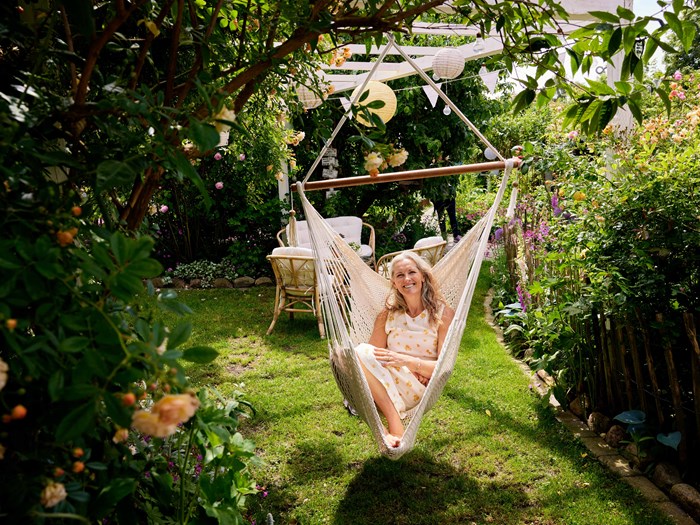 »Hængekøjestolen er klart min favorit – man sidder godt og er nede i et fint niveau ned blomsterne og bierne. Og så er der bare noget helt fantastisk i at sidde og smågynge. Det er godt for både krop sind og humør«, fortæller Susanne Landkilde. Foto: Thomas Evaldsen