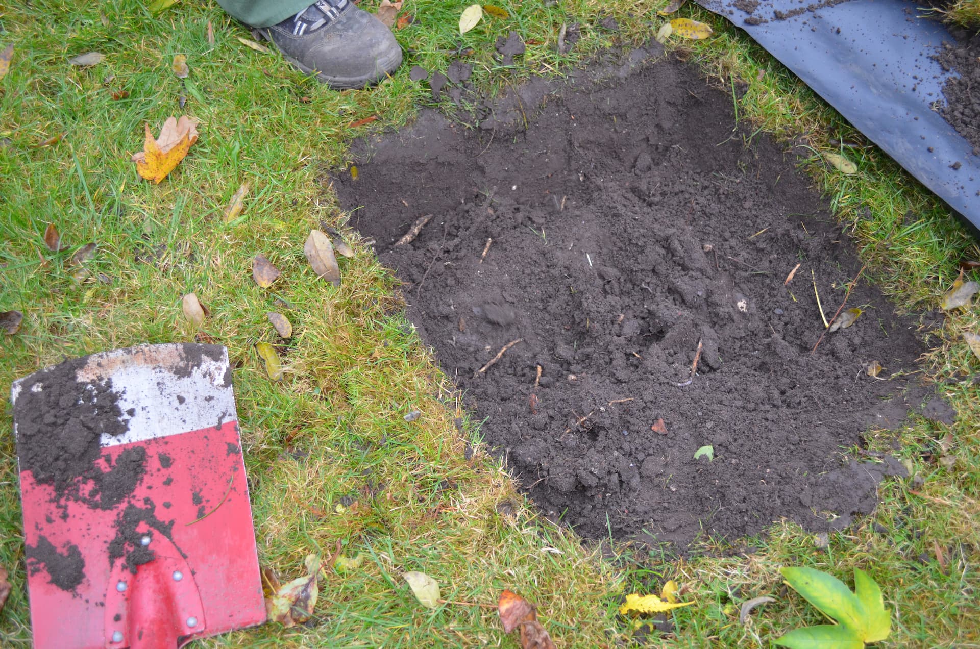 Græstørv fjernes. Foto: Haveselskabet