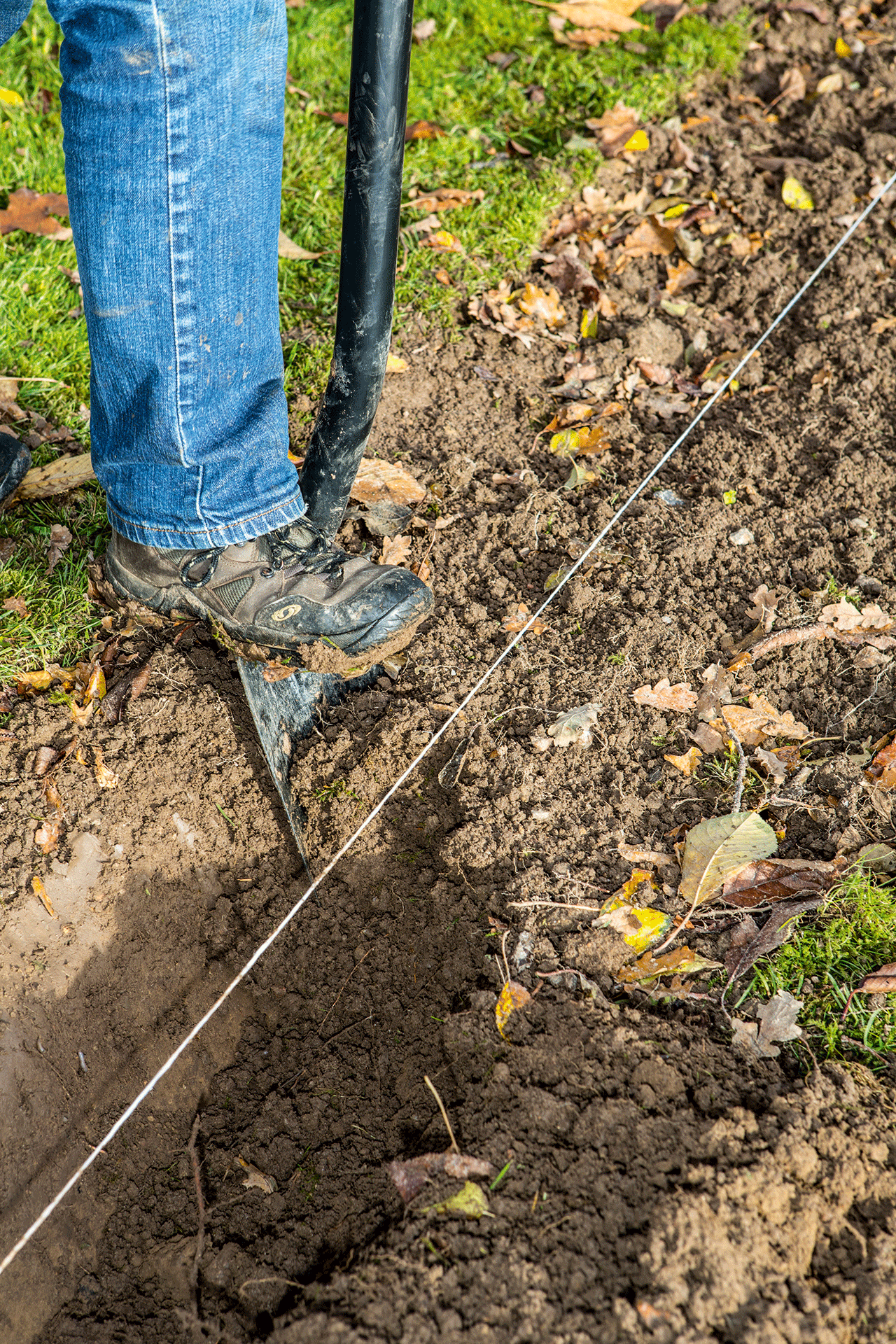 Trin 2. Grav en rende. Foto: Lene K