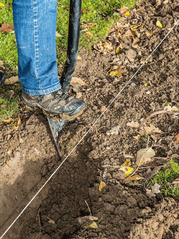 Trin 2. Grav en rende. Foto: Lene K