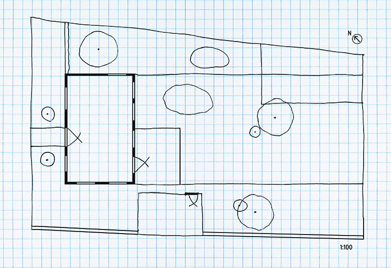 Optegning af haveplan. Tegning: Frank Kirkegaard
