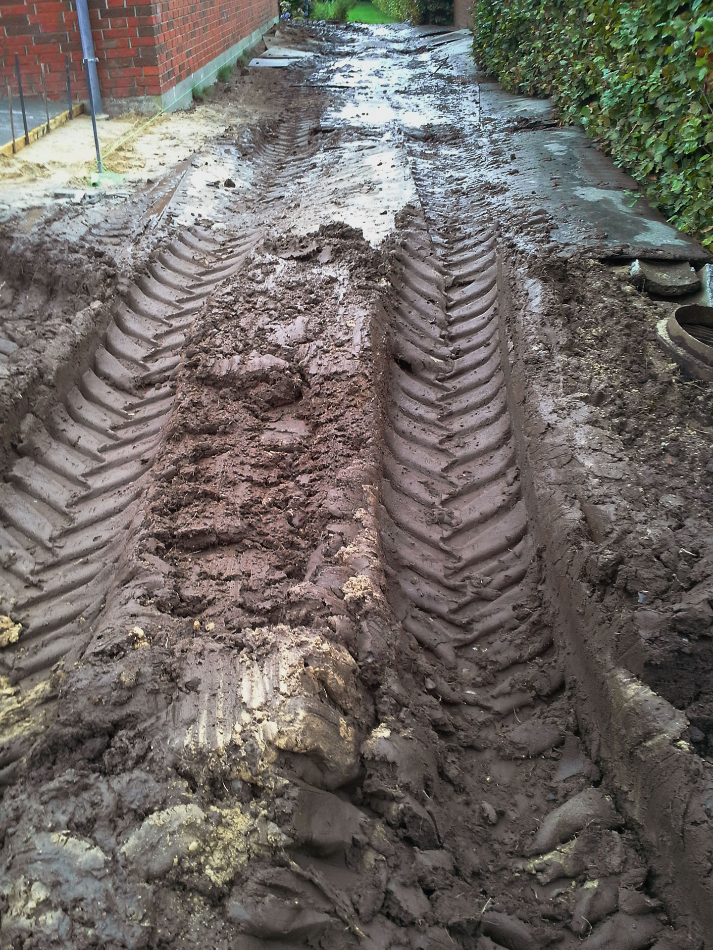 Når tunge maskiner kører på våd jord, er der stor risiko for at jorden komprimeres. Foto: Dan Nygaard