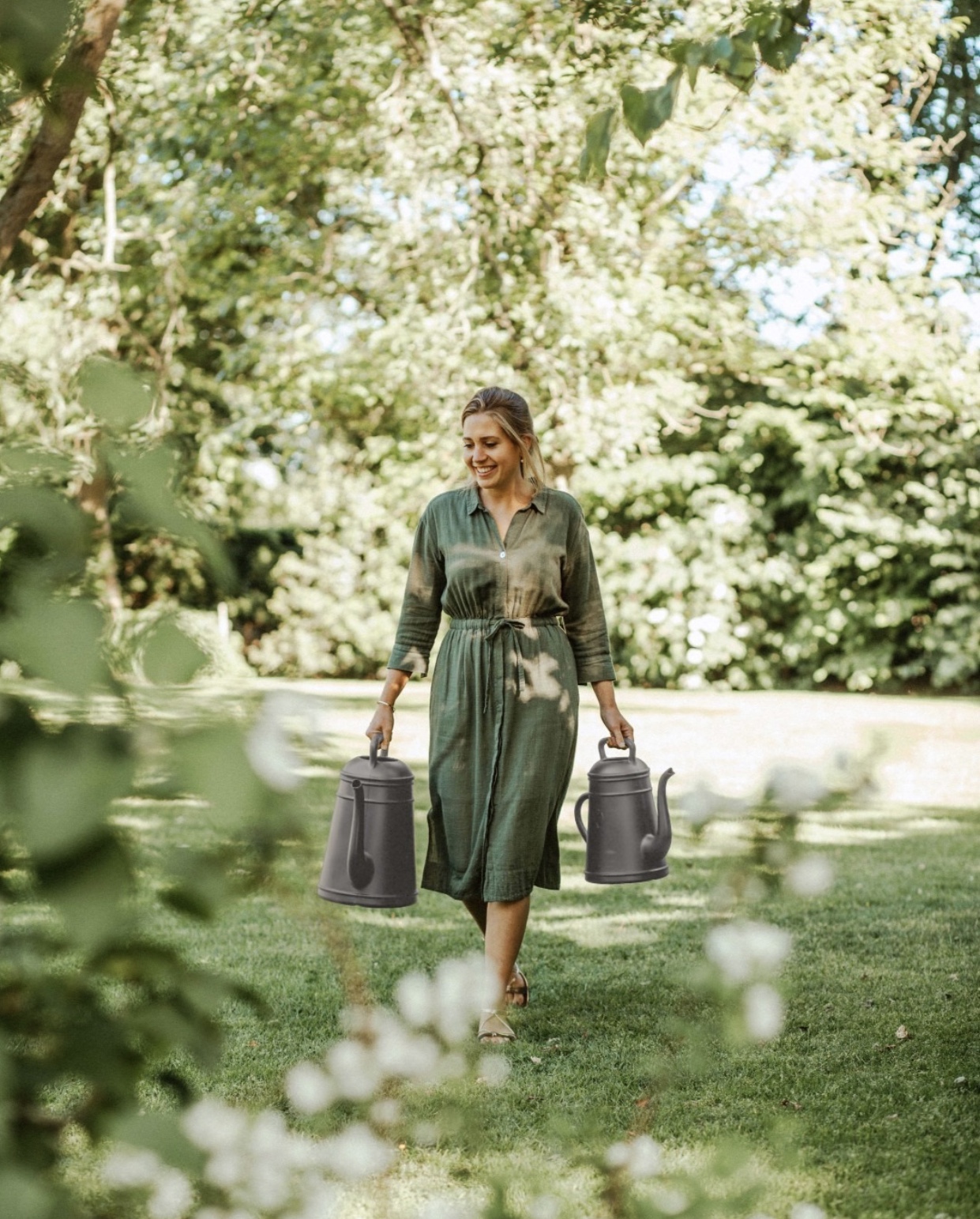 Vandkander, 12 Liter, bæres gennem haven. Foto: Ukendt kilde