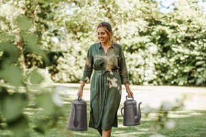 Vandkander, 12 Liter, bæres gennem haven. Foto: Ukendt kilde