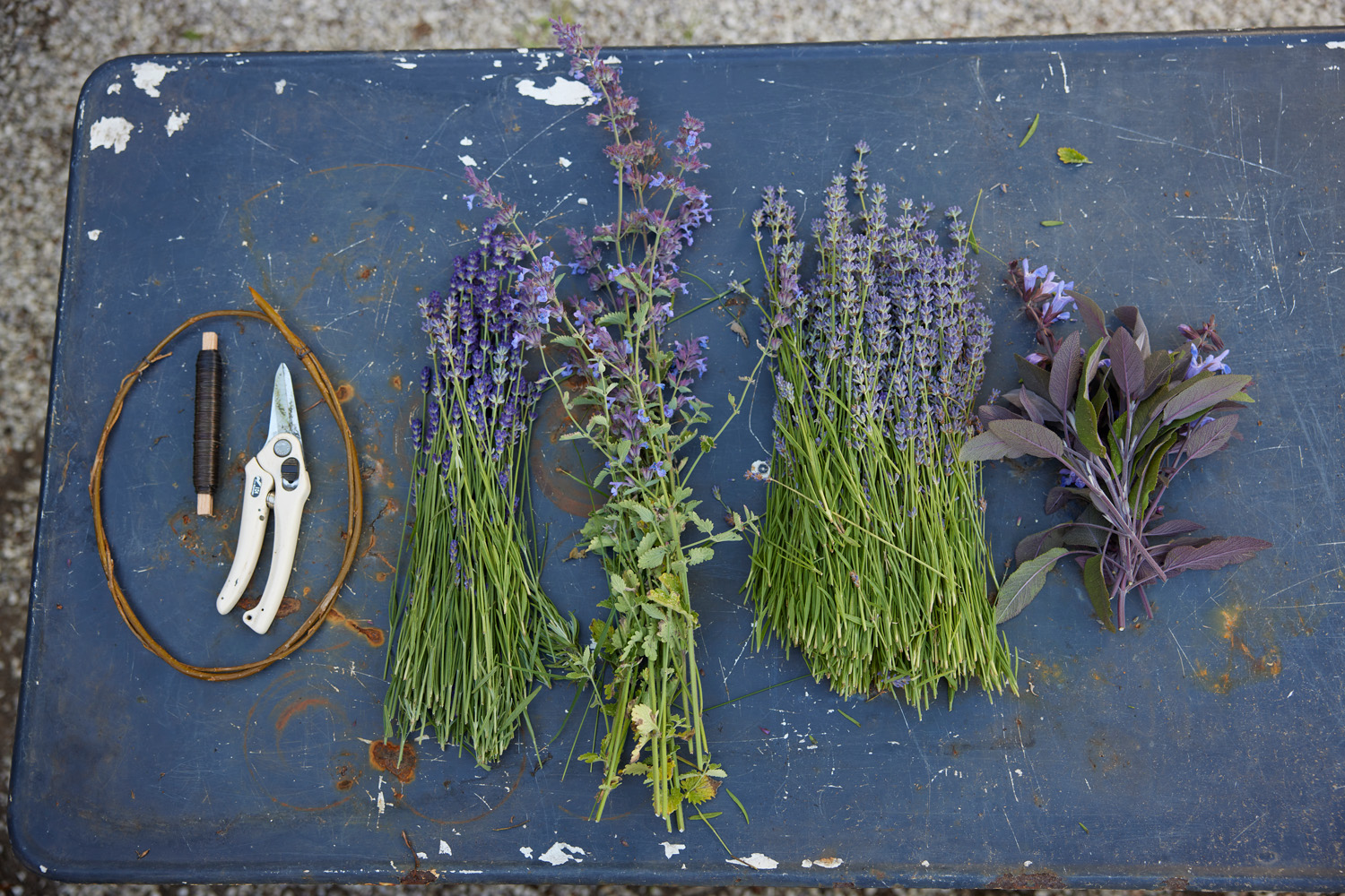 Materialer til at lave lavendelkrans. Foto: Thomas Evaldsen