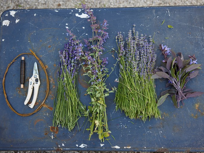 Materialer til at lave lavendelkrans. Foto: Thomas Evaldsen