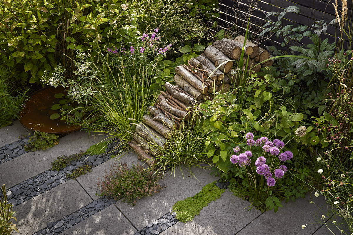 En af de tre brændestabler, der både fungerer som skulpturelt element og som levested for smådyr. Foto: Alister Thorpe.
