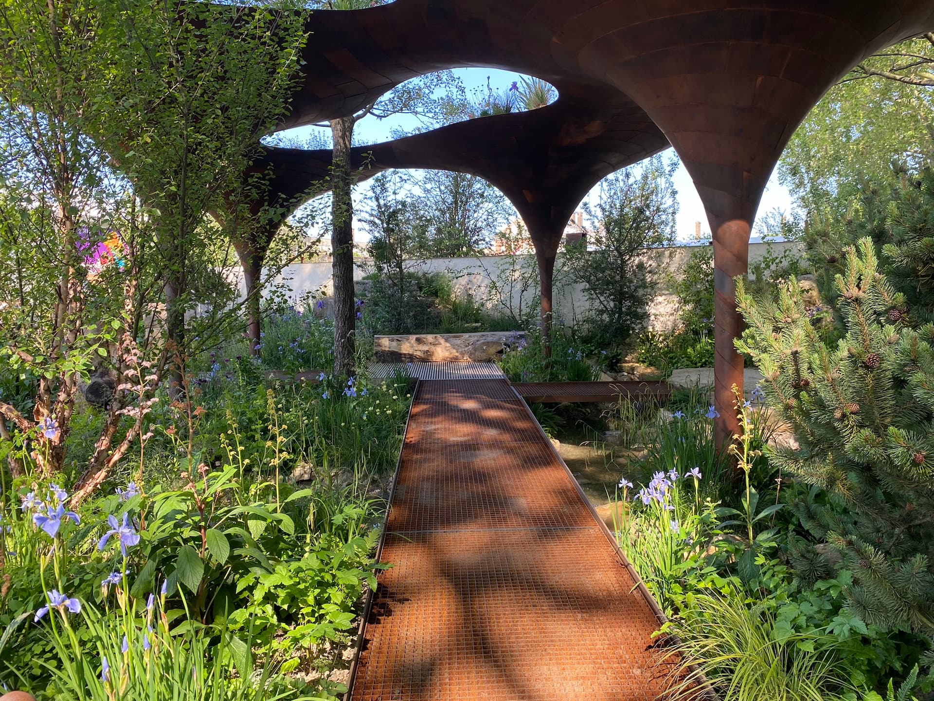 Showhave ved Chelsea Flower Show 2024 designet af Tom Massey og Je Ahn. Foto: Haveselskabet