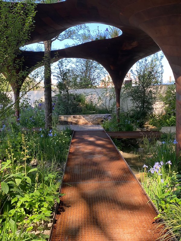 Showhave ved Chelsea Flower Show 2024 designet af Tom Massey og Je Ahn. Foto: Haveselskabet