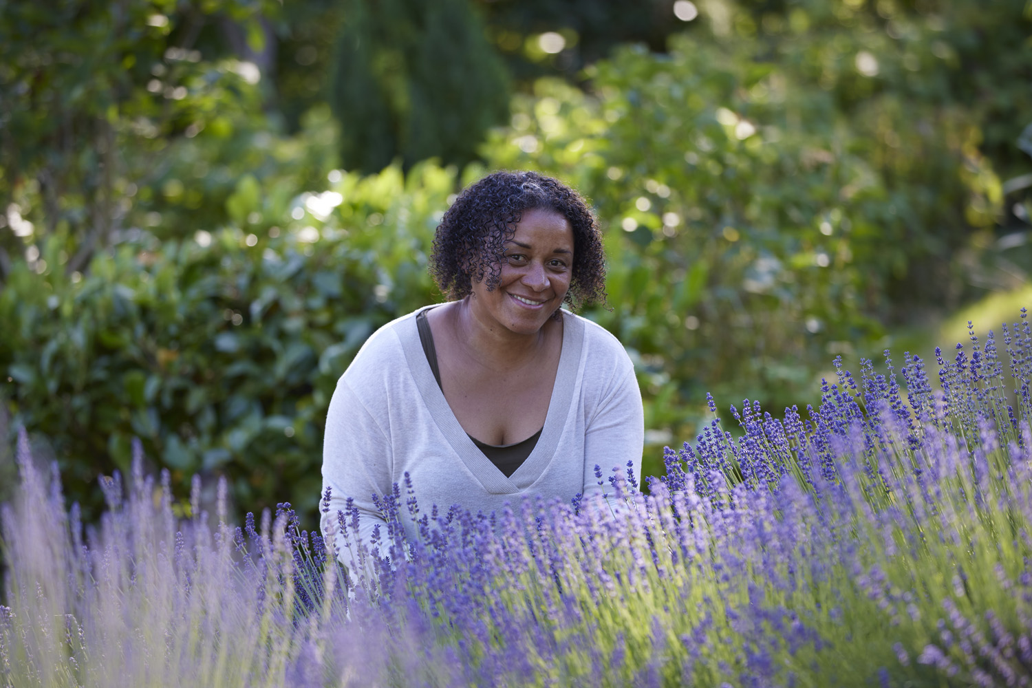 Esther Geneser i sin lavendelmark.  Foto: Thomas Evaldsen 