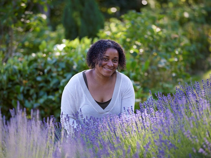 Esther Geneser i sin lavendelmark. Foto: Thomas Evaldsen
