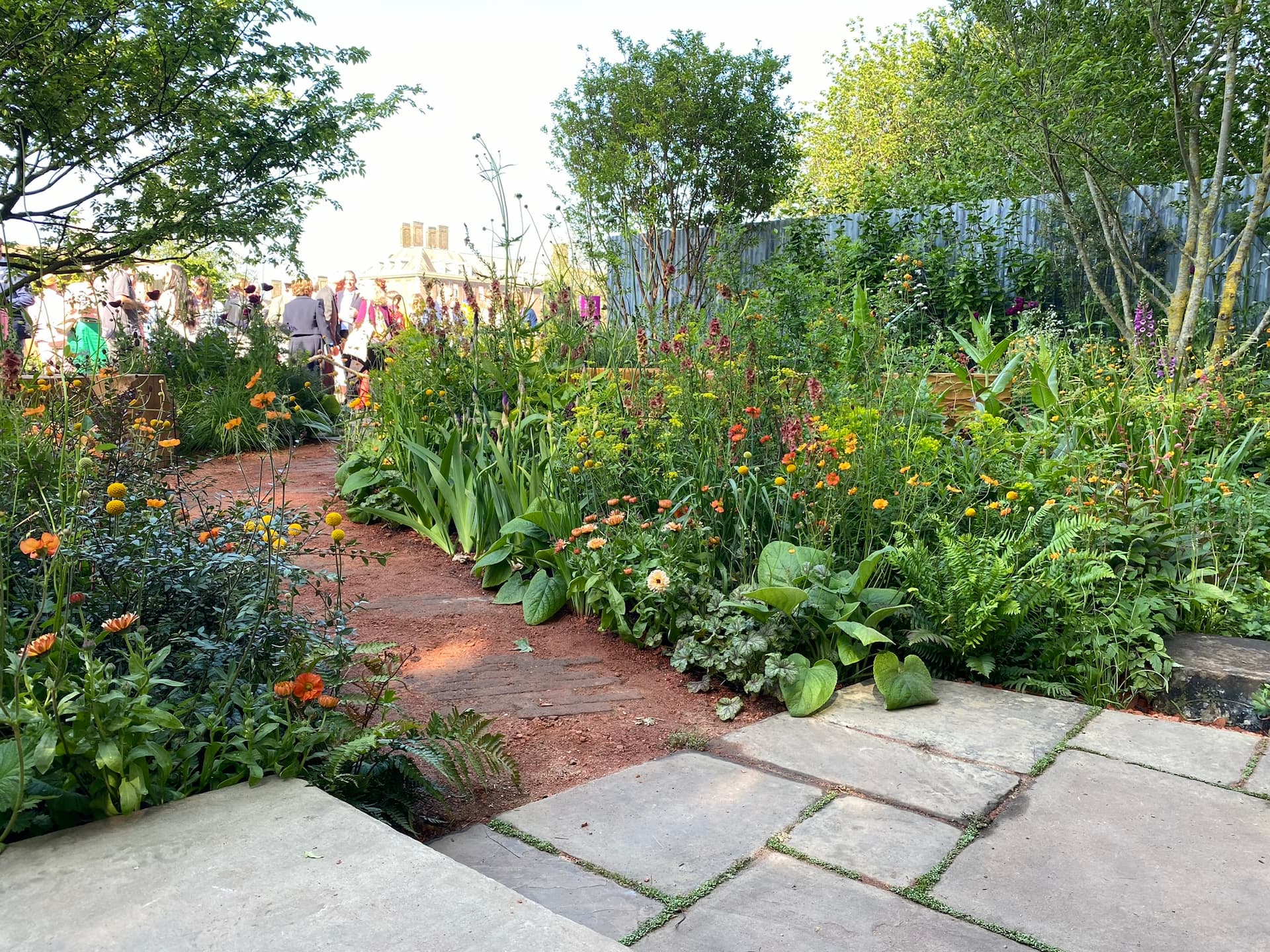 I bestræbelserne på at undgå beton, bestod belægningerne bl.a. af engelske sandsten, knust tegl, klinker, grus og træ. Foto: Haveselskabet