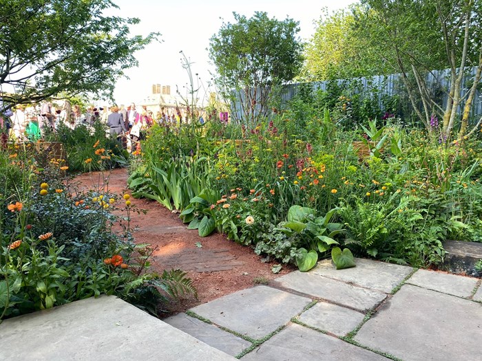 I bestræbelserne på at undgå beton, bestod belægningerne bl.a. af engelske sandsten, knust tegl, klinker, grus og træ. Foto: Haveselskabet