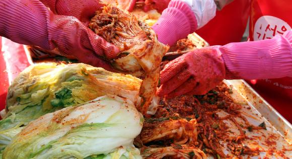Fremstilling af ægte koreansk kimchi ved madfestival i Seoul. Foto: Flick