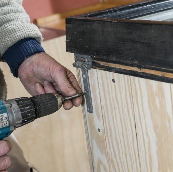 Vinduet skrues på med stabile beslag. Jo tungere, vinduet er, jo stærkere skal beslagene være. Foto: Hans Møller