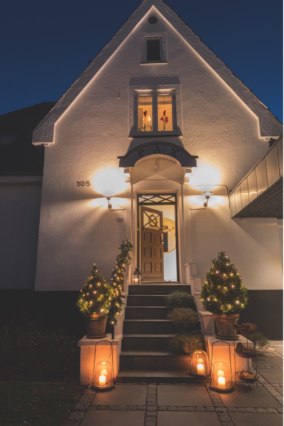 Julepyntet indgangsparti hos Bibi Fibiger-Henriksen Leerhøy i Randers. Foto: Ann Malmgren