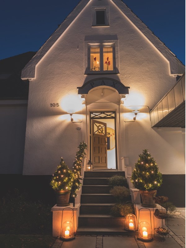 Julepyntet indgangsparti hos Bibi Fibiger-Henriksen Leerhøy i Randers. Foto: Ann Malmgren