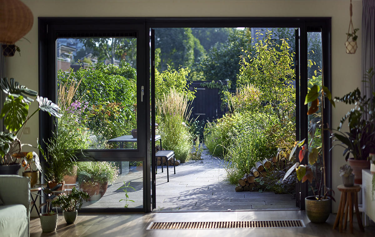 Kigget fra stuen og ud i haven. Foto: Alister Thorpe.