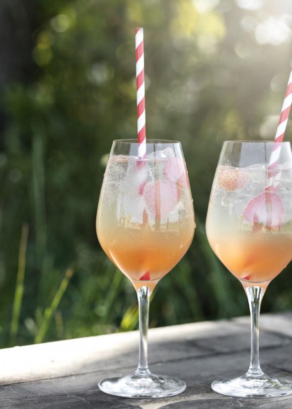 Cocktail med jordbær og hyldeblomst. Foto: Chris Tonnesen