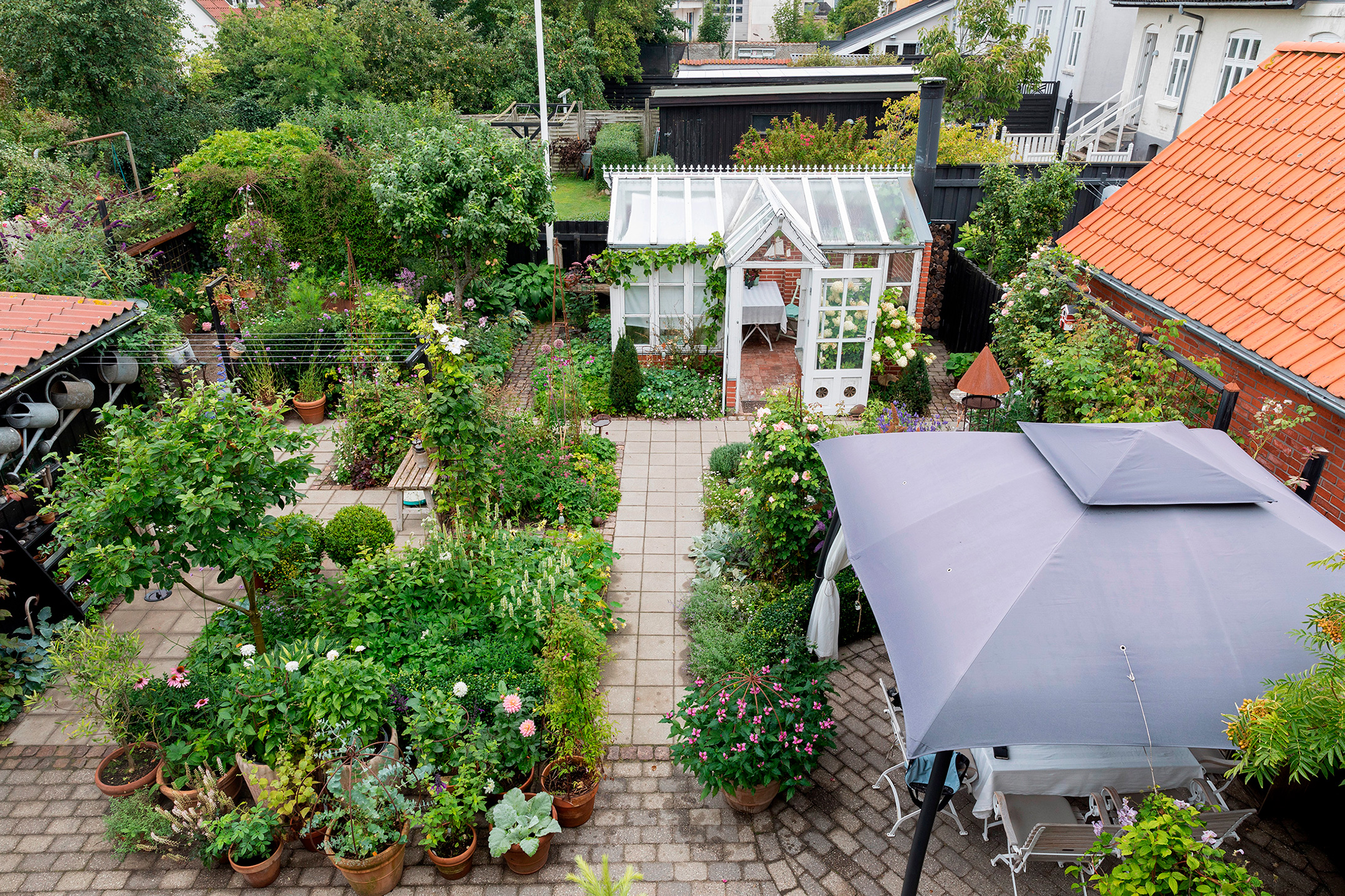 Flisegange i den lille have giver struktur og inddeler haven i mange forskellige rum. Foto: Ann Malmgren