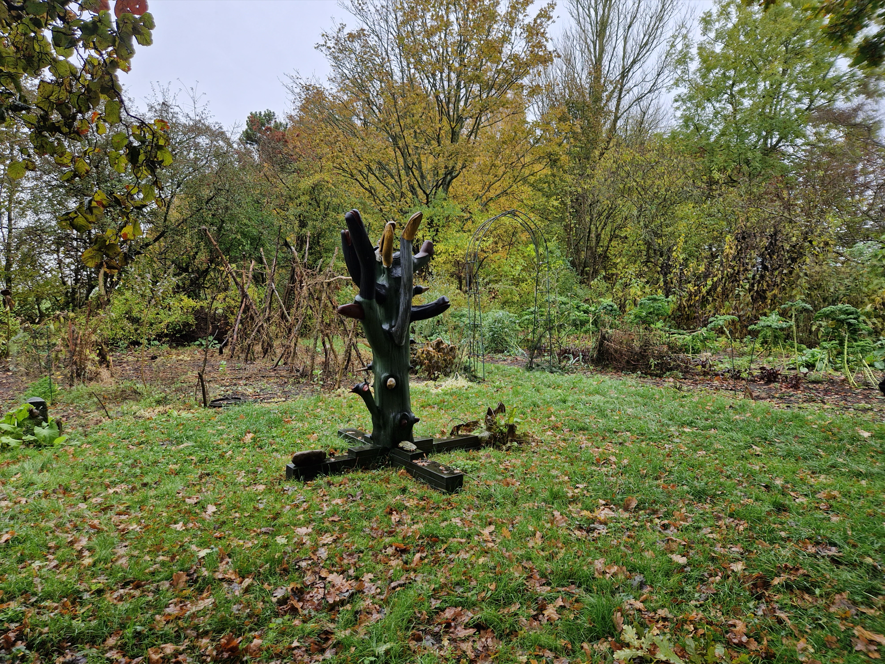 Træskulptur i haven i Skovby