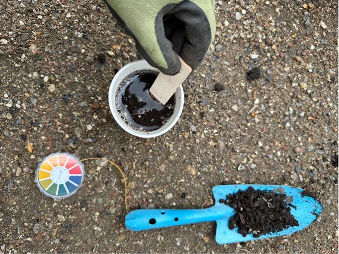 2. Ryst eller omrør grundigt, og lad blandingen stå tildækket 1 time. Efter en time rystes eller omrøres blandingen igen. Foto: Haveselskabet