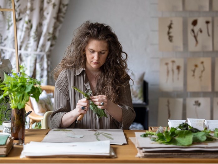 Nathalie Gaia Dahl er mester i at lave herbarier - en samling af pressede, tørrede planter. Foto: Mette Krull