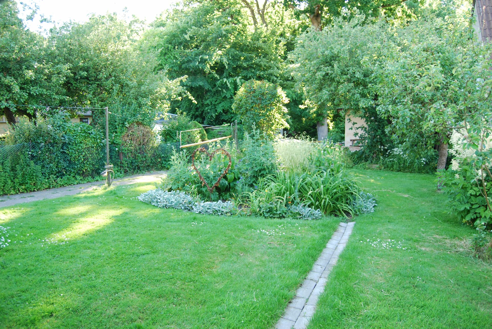 Regnbed placeret centralt i haven. Foto: Haveselskabet