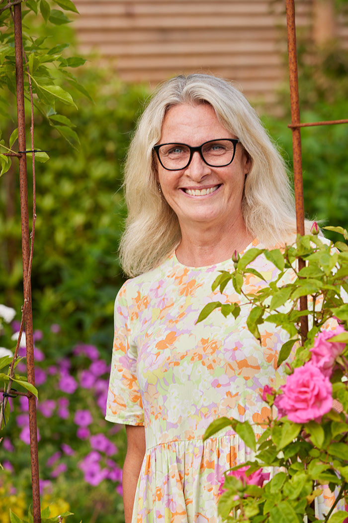 Birgitte Borgensgaard i haven. Foto: Thomas Evaldsen