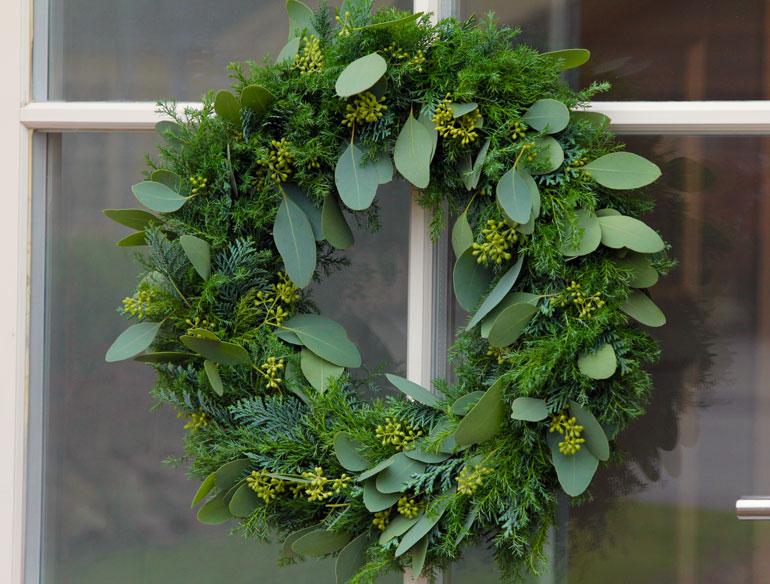 Dørkrans, der består af blå cypres, blød ene og eucalyptus. Foto: Jeanette Thysen