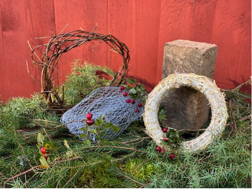 Materialer, du kan bruge som alternativer til oasis. Foto: Haveselskabet