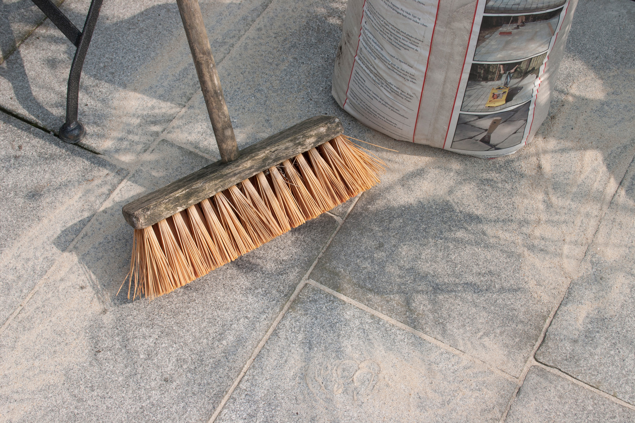 Fugesand fejes ned mellem fliserne, bedst er hvis man gør det diagonalt og ad flere omgange over en uges tid eller to. Foto: Frank Kirkegaard