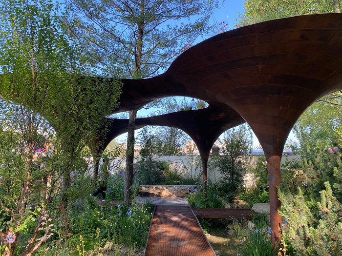 Havedesigner Tom Massey og arkitekt Je Ahn har skabt en konstruktion, der kan opsamle og opmagasinere vand. Samtidig skaberne den skygge i haven. Foto: Haveselskabet