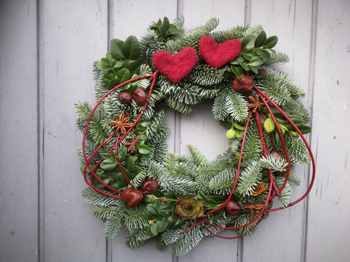 Julepyntet dørkrans af gran og buksbom pyntet med stjerneanis, kastanjer og grene af kornel. Foto: Haveselskabet