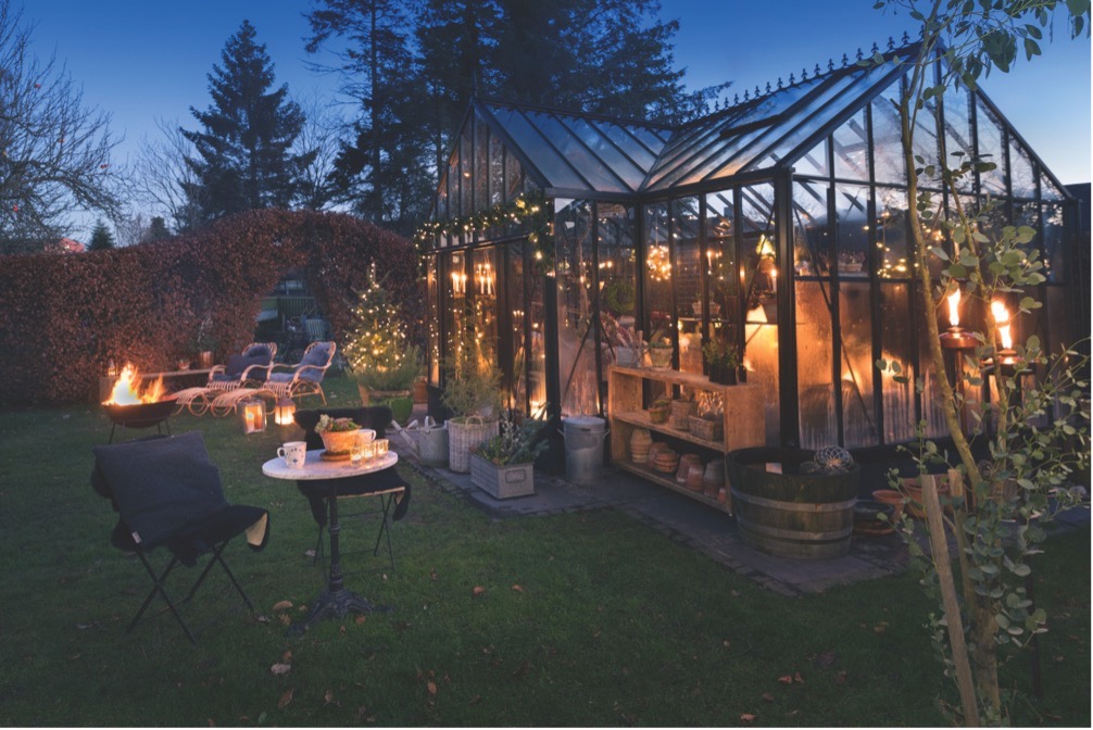 Julepyntet have hos Bibi Fibiger-Henriksen Leerhøys i Randers. Havestilen et miks af nordisk og fransk med stort fokus på naturmaterialer med masser af krukker i terrakotta, zink og flet. Foto: Ann Malmgren