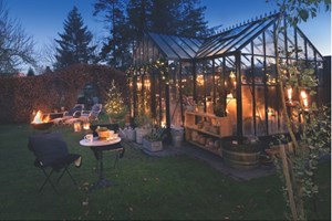 Julepyntet have hos Bibi Fibiger-Henriksen Leerhøys i Randers. Havestilen et miks af nordisk og fransk med stort fokus på naturmaterialer med masser af krukker i terrakotta, zink og flet. Foto: Ann Malmgren