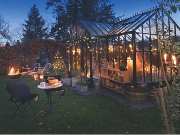 Julepyntet have hos Bibi Fibiger-Henriksen Leerhøys i Randers. Havestilen et miks af nordisk og fransk med stort fokus på naturmaterialer med masser af krukker i terrakotta, zink og flet. Foto: Ann Malmgren