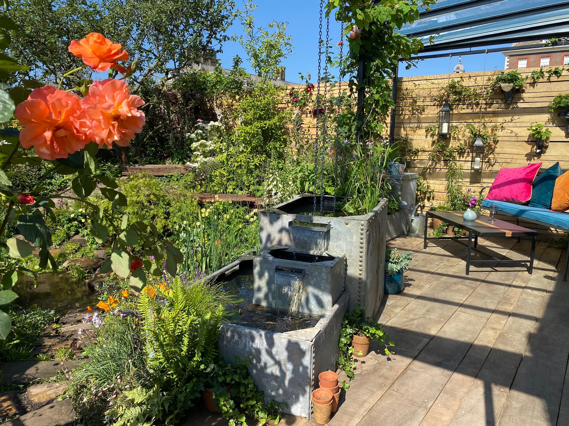 Selv i en lille have er der plads til at opsamle regnvand. Overskydende vand løber ud i en lavning i haven. Foto: Haveselskabet